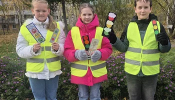 Госавтоинспекторы вместе с отрядом ЮИД и общественниками провели акцию для пешеходов