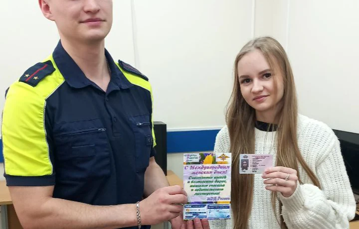 В Губахе сотрудники РЭО Госавтоинспекции поздравили женщин с наступающим Международным женским днем