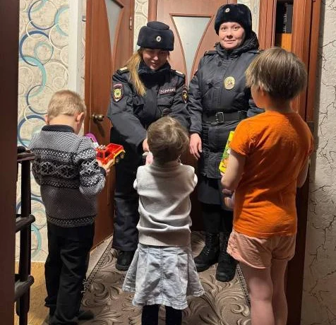 В Гремячинске сотрудники полиции поздравили с Новым годом юных жителей