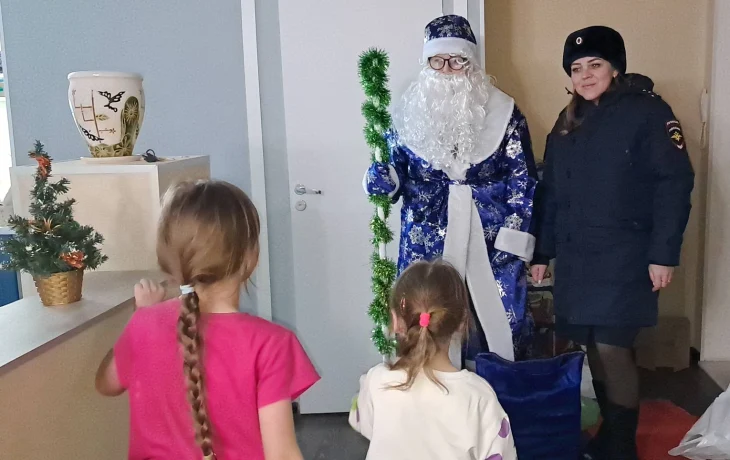 Полицейский Дед Мороз подарил новогоднее чудо юным губахинцам