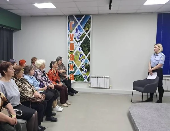 В Губахе полицейские и общественники провели правовой марафон для старшего поколения
