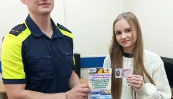 В Губахе сотрудники РЭО Госавтоинспекции поздравили женщин с наступающим Международным женским днем