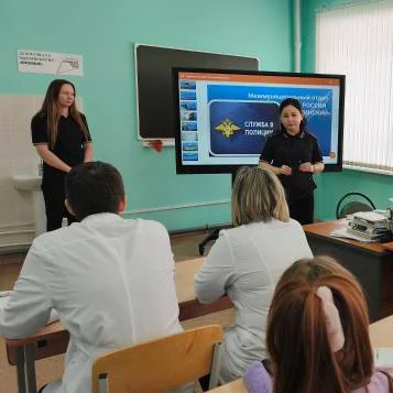 Сотрудники полиции провели профориентационное мероприятие для студентов-медиков