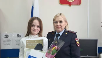 В Губахе в преддверии Международного женского дня юная жительница получила свой первый паспорт