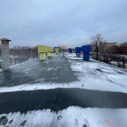 После зимней нагрузки важно осмотреть кровлю и фасады на наличие повреждений